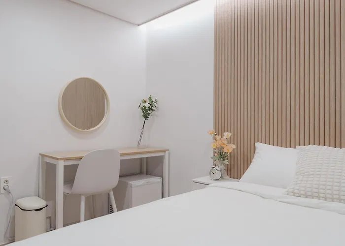 Elly *